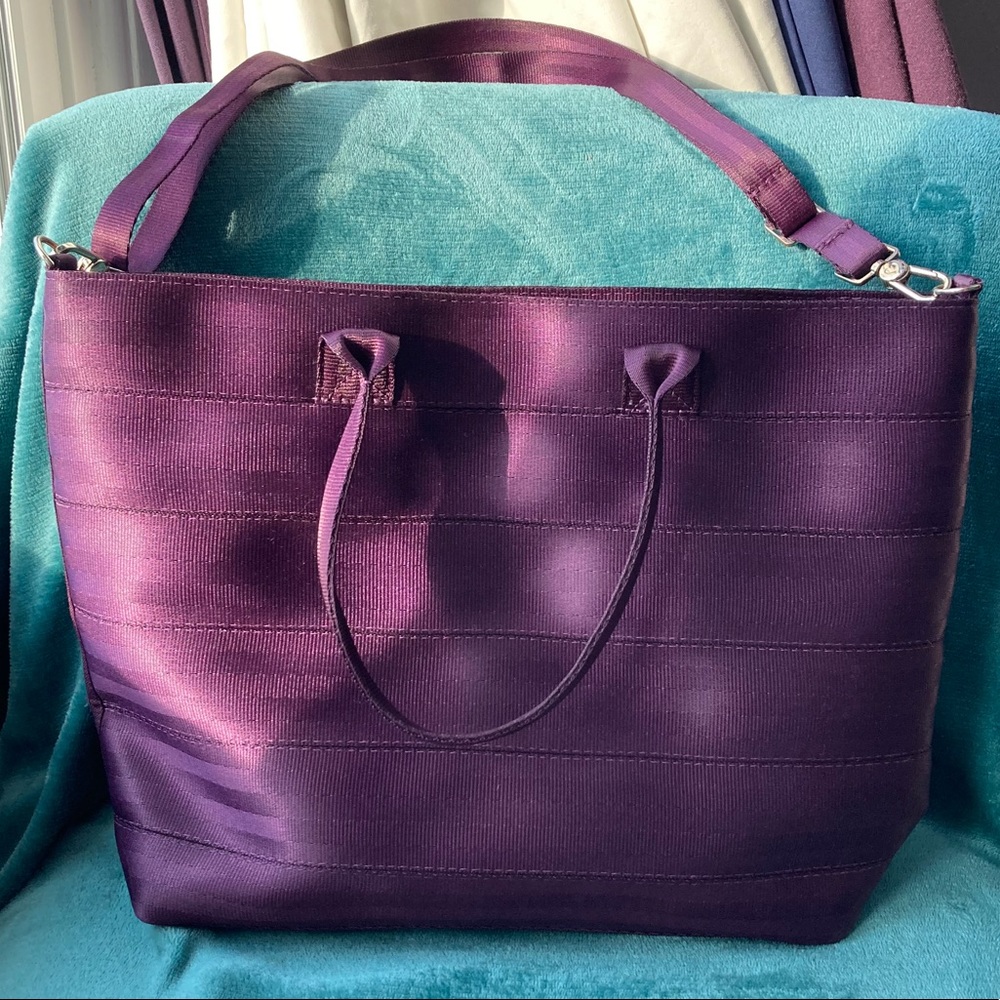 Harvey’s Medium Streamline Seatbelt Purse/Bag
